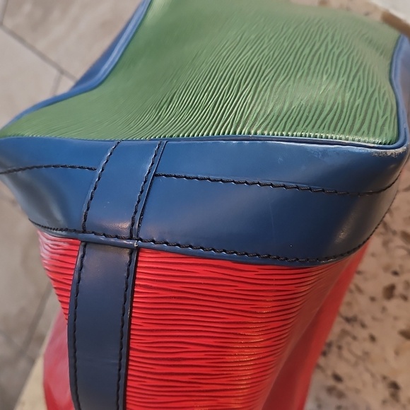 Louis Vuitton Neo Red, Blue and Green Bucket Bag - Limited Edition - Picture 9 of 16